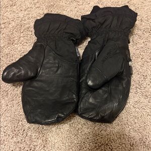 Black snow mittens